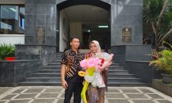 Promosi Doktor Wala Erpurini Lancar, Direktur EWRC Indonesia Ratno Susanto Sampaikan Selamat!