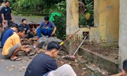 GIAT RENOVASI  POS KAMPLING DAN PEMBUATAN PAPAN INFORMASI DI DESA LAMPAR RW O2 KKN UNIVERSITAS BOYOLALI TAHUN 2023 OLEH KELOMPOK 03