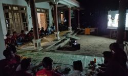 PERINGATI HARI PAHLAWAN, MAHASISWA KKN UNIVERSITAS BOYOLALI BERSAMA KARANG TARUNA MEKAR SASOMO DESA JELOK CEPOGO GELAR NOBAR FILM JENDERAL SUDIRMAN