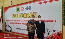 PELEPASAN MAHASISWA FAKULTAS EKONOMI UNIVERSITAS BOYOLALI SUKSES, MAHASISWA SENANG.