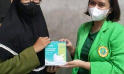 PEMBAGIAN MASKER KEPADA WARGA SEKITAR  UNTUK MENCEGAH PENULARAN COVID-19 YANG SEDANG MENINGKAT DAN PROMOSI UMKM