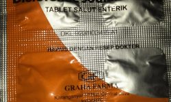 WIRATNO FARMA, FUNGSI GRATHEOS DICLOFENAC SODIUM 50 MG