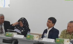 Sempro Disertasi Dwi Suci Lestariana di UNS Lancar, Direktur Marketing EWRC Indonesia Ratno Susanto Sampaikan Selamat.