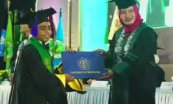 Dua Pemuda Desa Trotok Klaten Resmi Diwisuda di Universitas Boyolali, Jadi Kebanggaan!