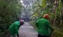 Mahasiswa Kuliah Kerja Nyata(KKN) Kelompok 4 Universitas Boyolali Tahun 2023 Gotong Royong Membersihkan Lingkungan Bersama Warga Desa Lampar Tamansari.